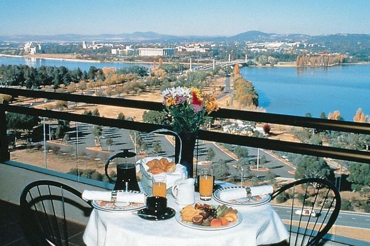 Breakfree Capital Tower Apartments Канберра Ресторан фото